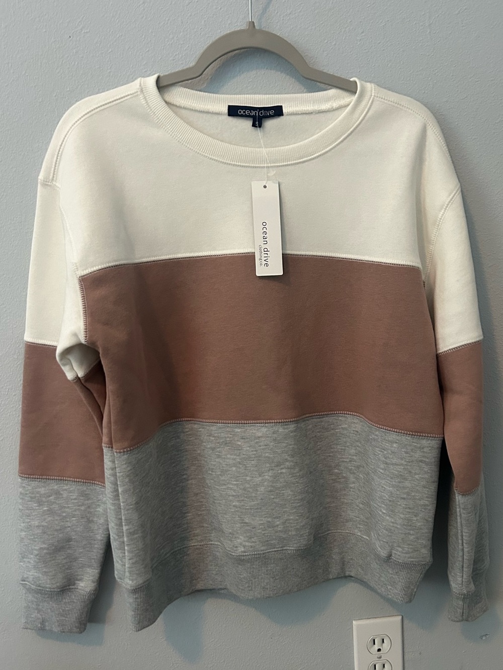 Ocean Drive Cream, Tan, Gray Colorblock Crewneck Sweater